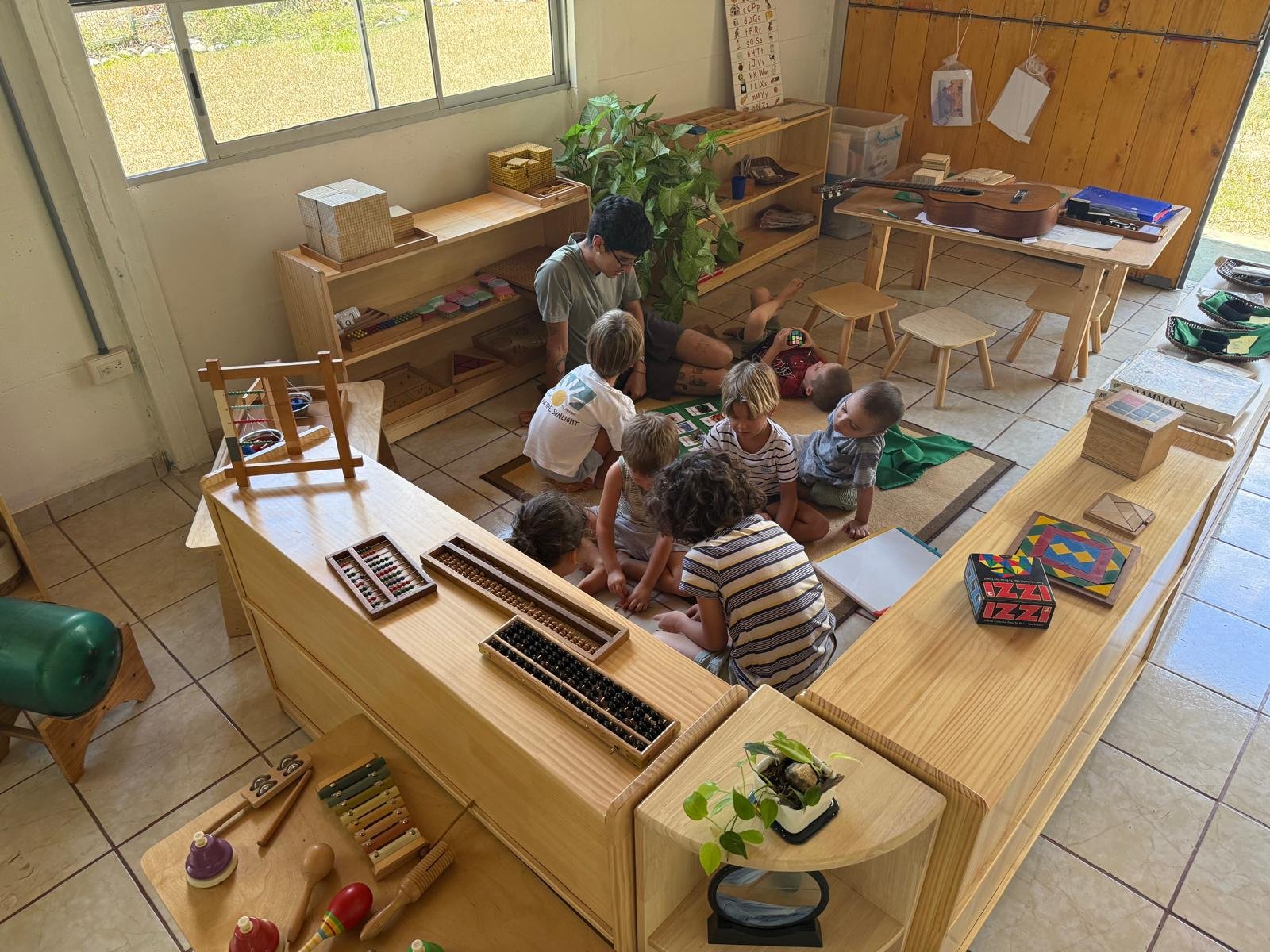 Niños explorando